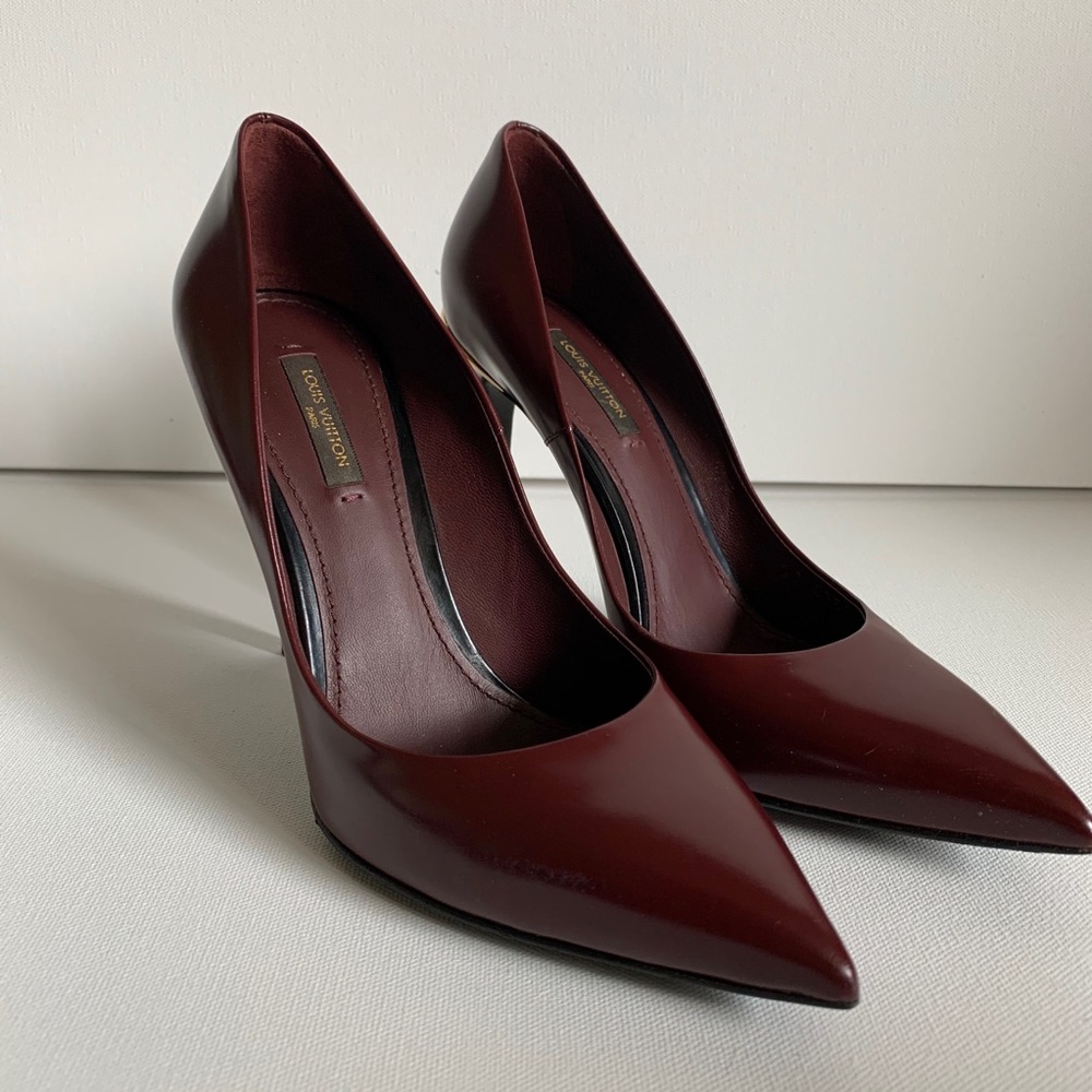 Louis Vuitton Leather Eyeline Pointed Toe Pumps